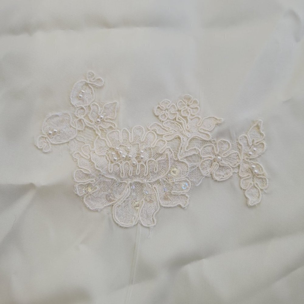 Fantastic Vintage Lace, Satin, Buttons, and puffy sleeves - Picture 14 of 16